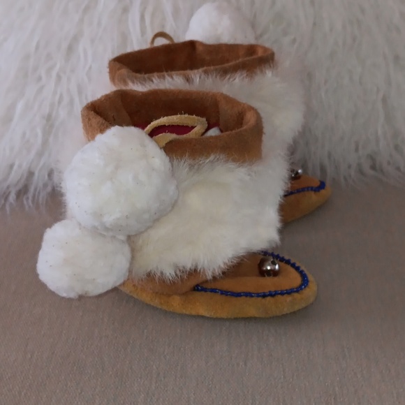 Baby handmade Indigenous Mukluks - Picture 2 of 8